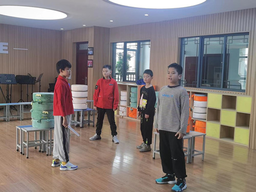 6 小演员们正在“穿越”排练_副本.jpg